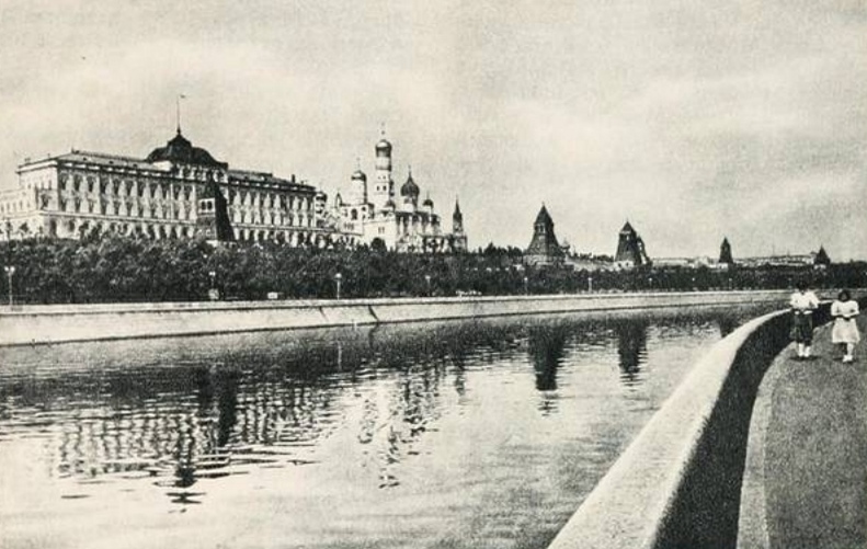Кремль со стороны Большого Каменного моста. 1947 год