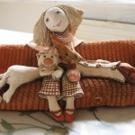 Любительница животных. Шамот, фаянс, глина, смальта.