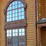 Деревянный дом из цельного бруса, выдержанный в стилистике русского терема с использованием резных декоративных элементов (наличники, окантовка крыши, розетки и др.) Деревянный дом из цельного бруса, выдержанный в стилистике русского терема с использованием резных декоративных элементов (наличники, окантовка крыши, розетки и др.)