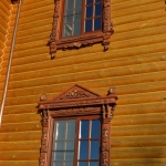 Деревянный дом из цельного бруса, выдержанный в стилистике русского терема с использованием резных декоративных элементов (наличники, окантовка крыши, розетки и др.) Деревянный дом из цельного бруса, выдержанный в стилистике русского терема с использованием резных декоративных элементов (наличники, окантовка крыши, розетки и др.)