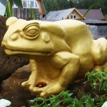 Золотая лягушка. Уличная скульптура.