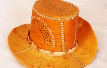 Шляпа изготовлена из бересты.