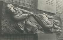 Памятник медикам, погибшим в Великой Отечественной войне 1941—1945 гг. Ижевск. Осуществлён архитектором В. Ф. Козловым совместно со скульптором В. А. Цибульником в 1977 г.
